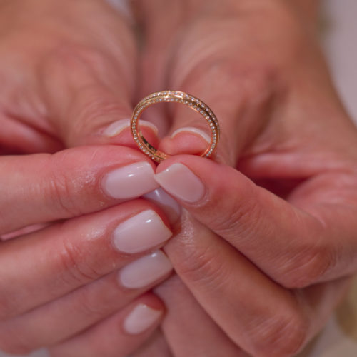 Alliance fine sertie de multiples diamants