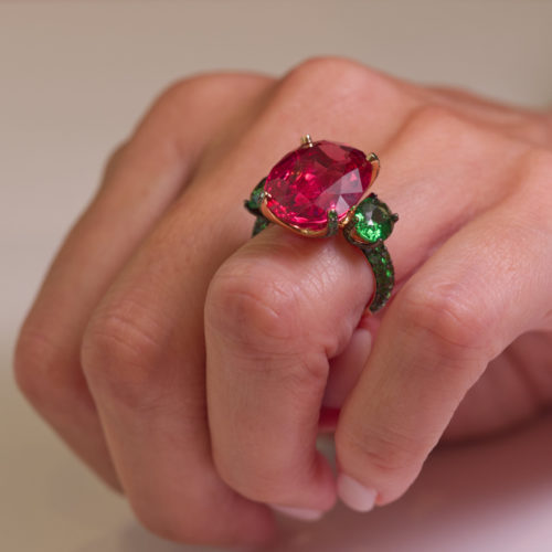 Bague rubis forme coussin