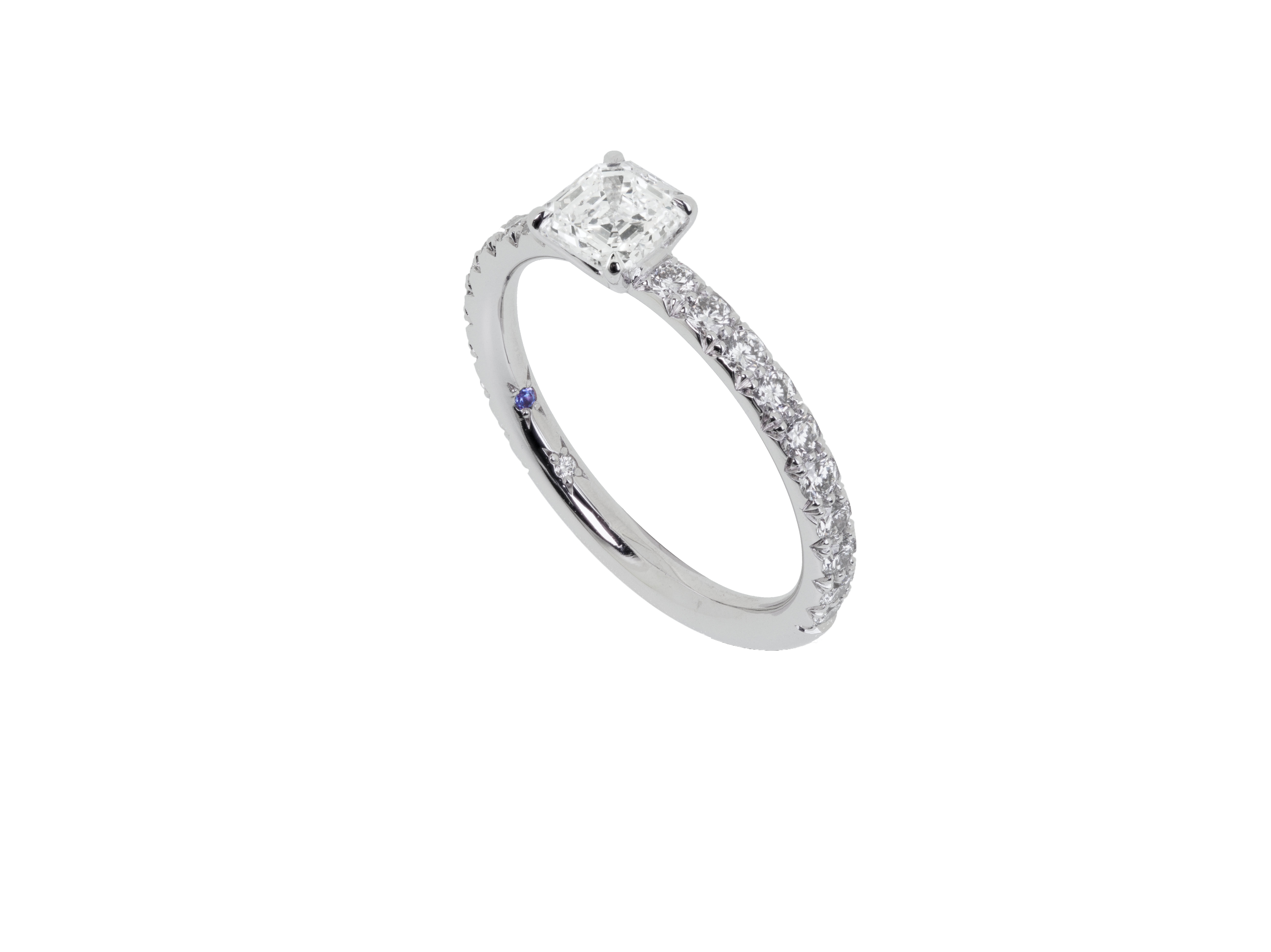 Bague solitaire de forme carré sertie de diamant en or blanc